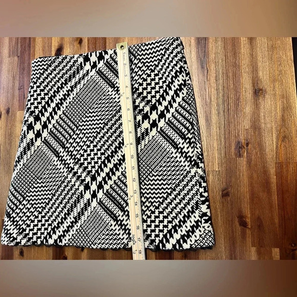 Kenneth Cole Black & Cream Houndstooth Wool Blend Pencil Skirt lace hem Size 8P - Picture 8 of 8